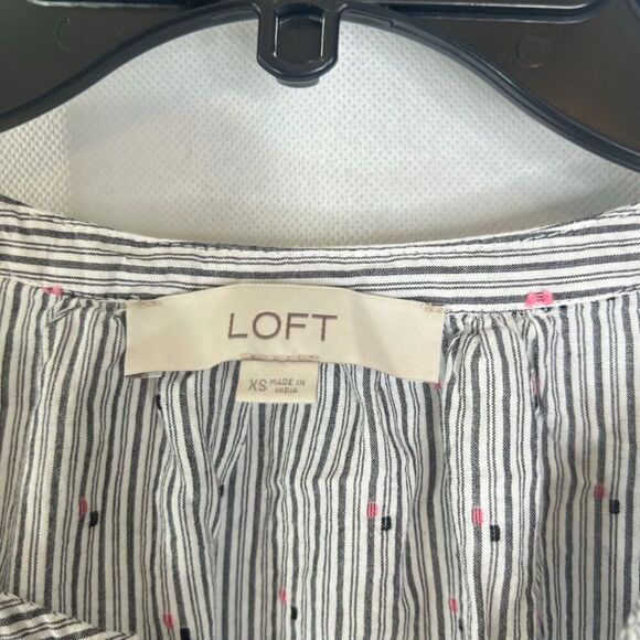 LOFT Short Sleeve Vneck Striped & Tufted 1/2 Button Front Blouse Size XS - Picture 4 of 7